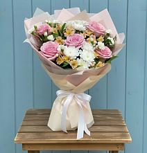 Букет цветов из:  Гвоздики, Орхидеи и Розы в Набережной