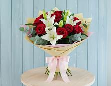 Букет цветов из:  Лилии и Розы в Набережной