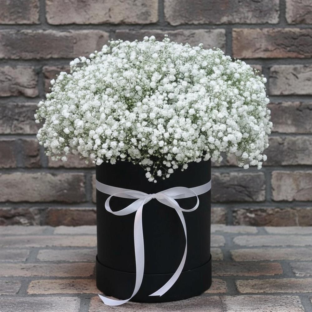 Цветочная композиция из Гипсофила в шляпной коробке в Набережной