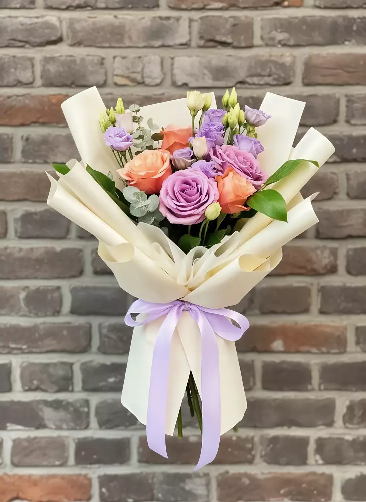 Букет цветов из: Лизиантусы и Розы в Набережной