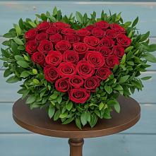 Цветочная композиция из Розы в виде сердца в Набережной