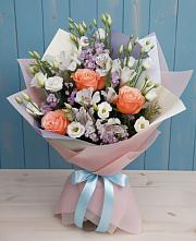 Букет цветов из:  Лизиантусы, Розы, Альстромерии и Гипсофила в Набережной