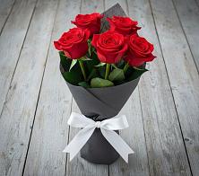 Букет 5 Красных роз Эдлесс Лав в Набережной