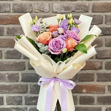 Букет цветов из:  Лизиантусы и Розы в Набережной