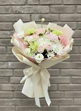 Букет цветов из:  Гвоздики, Розы, Лизиантусы и Хризантемы #REPLACE_PRED# Набережной