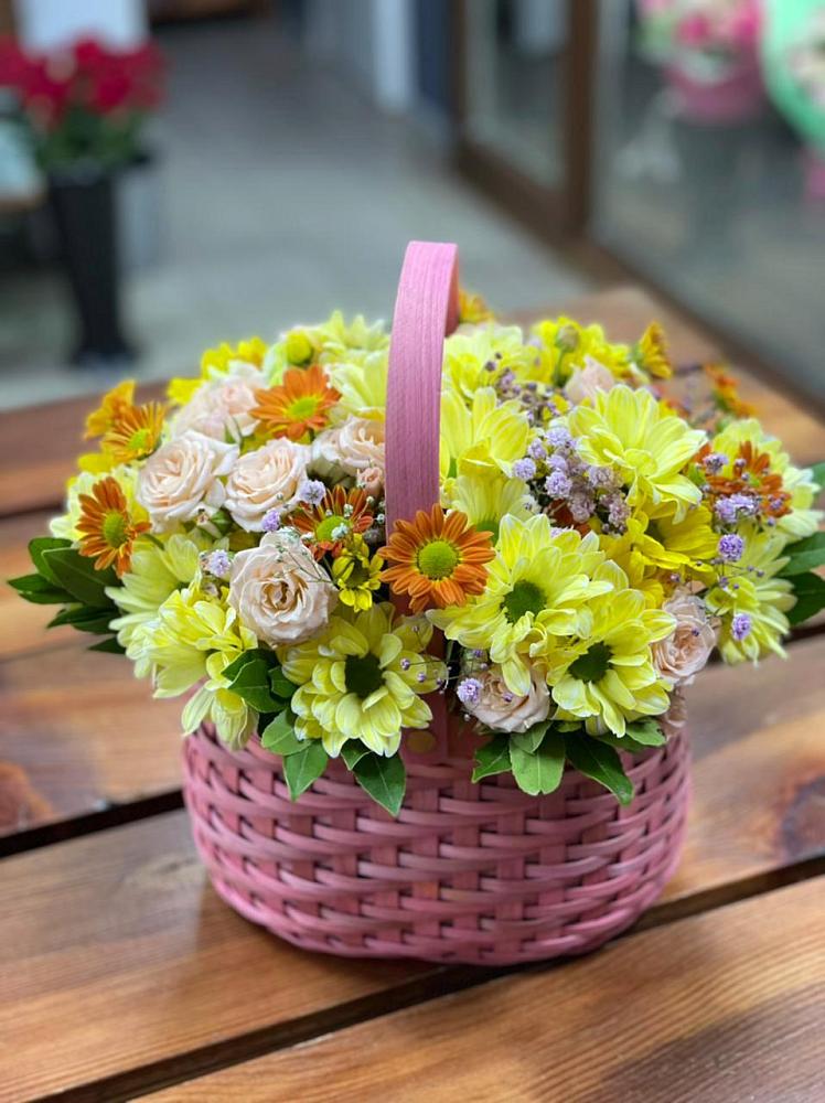 Цветочная композиция из Хризантемы и Розы в корзине в Набережной