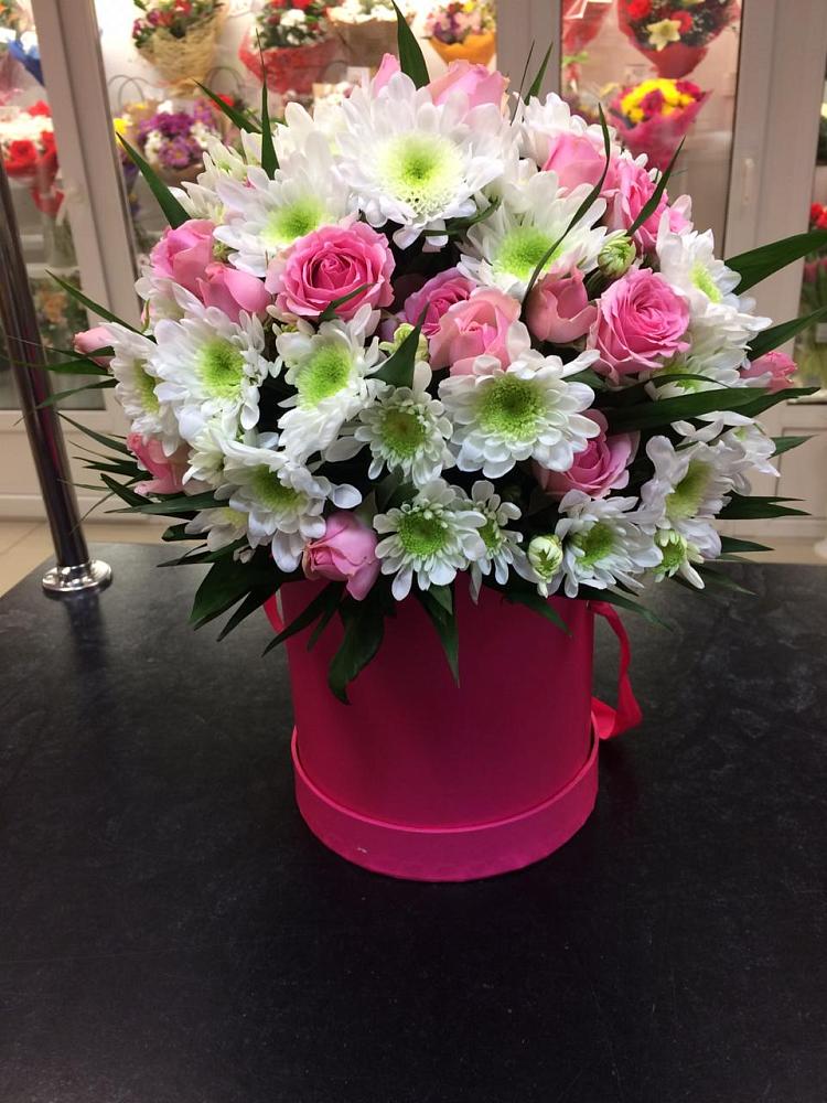 Цветочная композиция из Розы и Хризантемы в шляпной коробке в Набережной