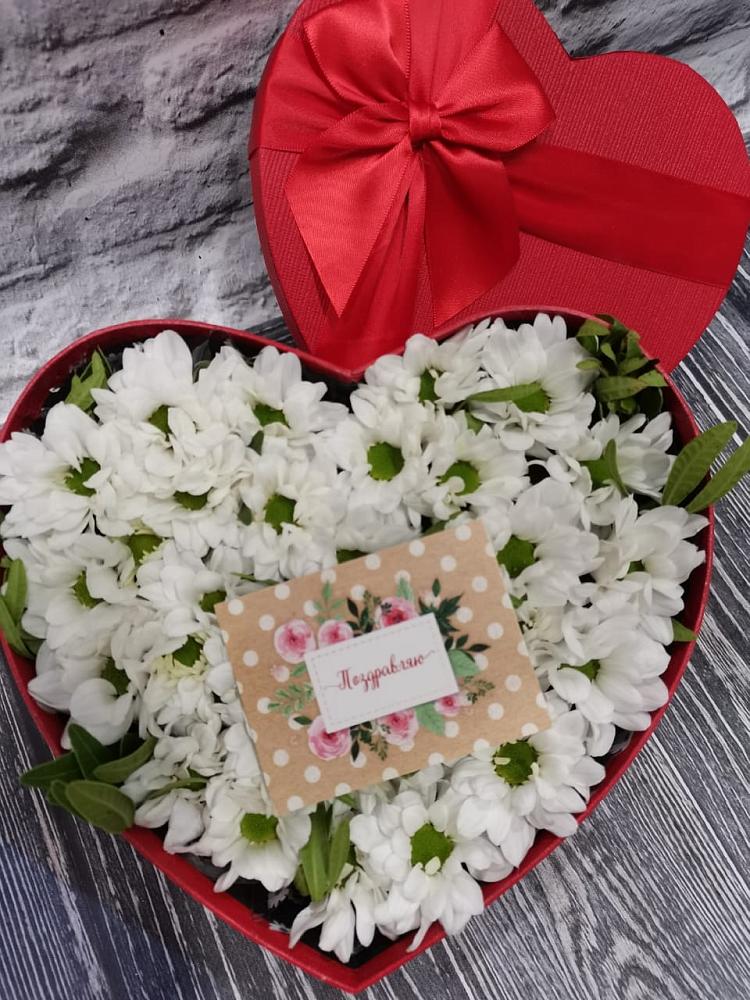 Цветочная композиция из Хризантемы в виде сердца в Набережной