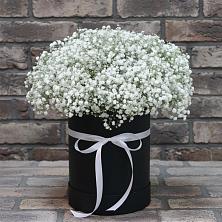 Цветочная композиция из Гипсофила в шляпной коробке в Набережной
