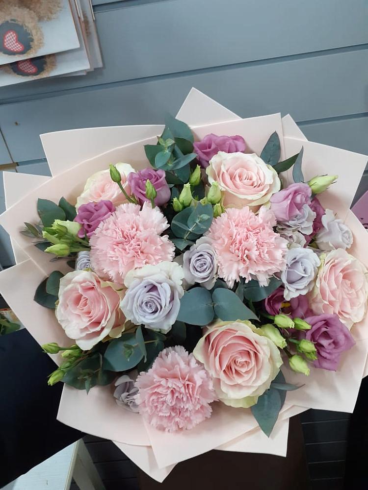 Букет цветов из: Розы, Гвоздики и Лизиантусы в Набережной