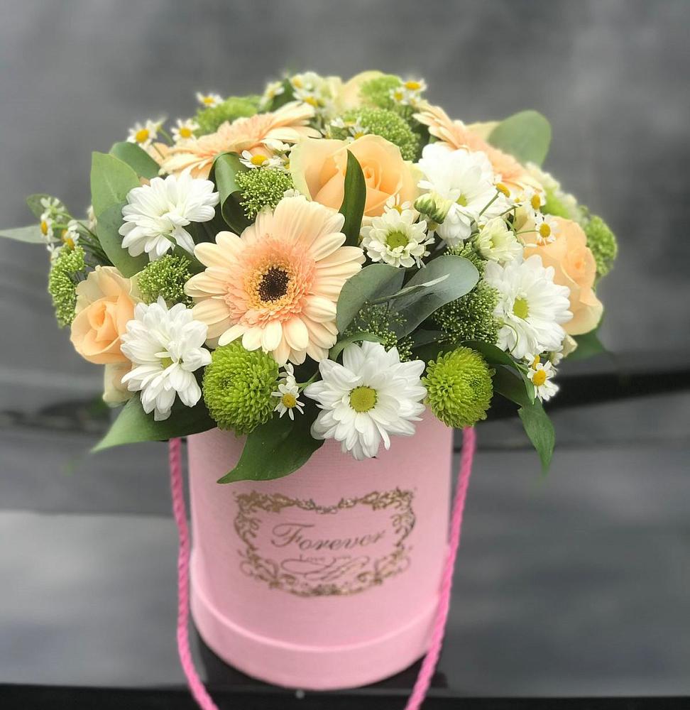 Цветочная композиция из Розы, Герберы и Хризантемы в шляпной коробке в Набережной