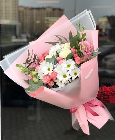 Букет цветов из: Розы, Лизиантусы и Хризантемы в Набережной