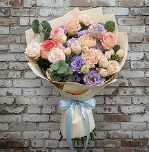 Букет цветов из:  Розы, Лизиантусы и Гвоздики #REPLACE_PRED# Набережной