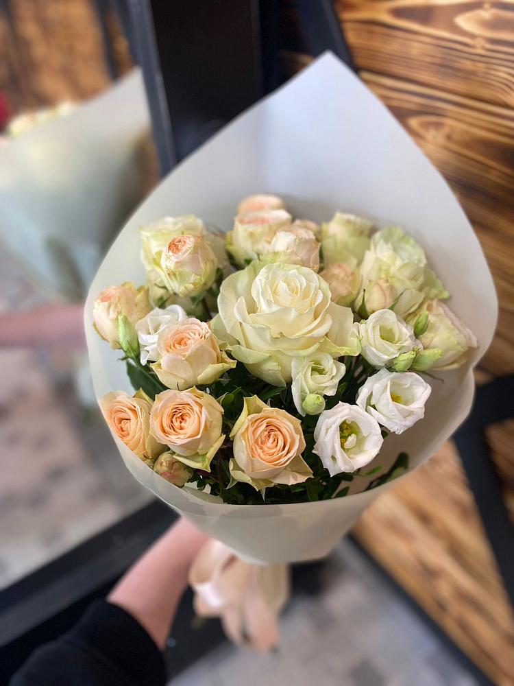 Букет цветов из: Розы и Лизиантусы в Набережной